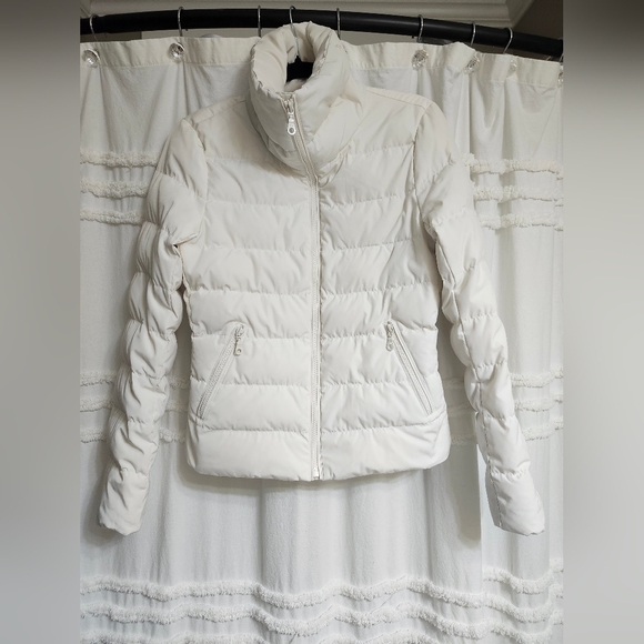 Uniqlo Jackets & Blazers - Uniqlo White Puffer Coat. Size Small.